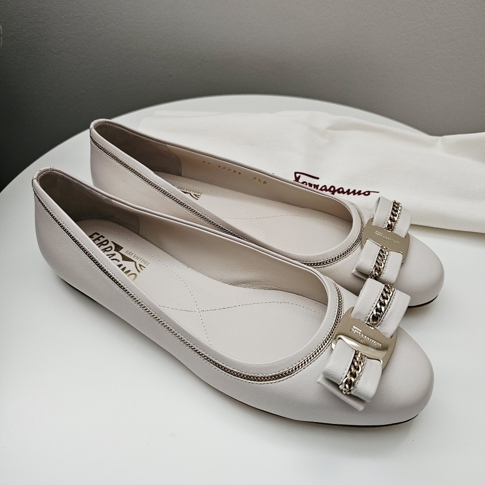 NEW Salvatore Ferragamo Varina Ivory Lux Chain Ballet Flats Size EU 37.5 US 7.5